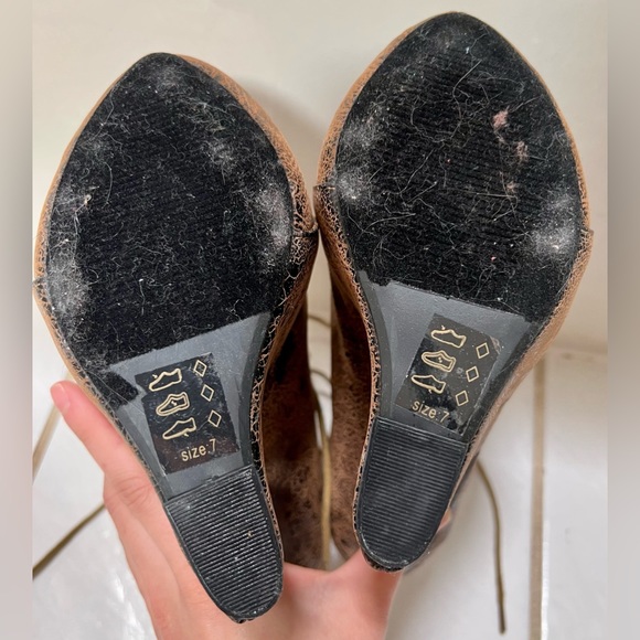 Brown heel-less lace up boots - Picture 4 of 6